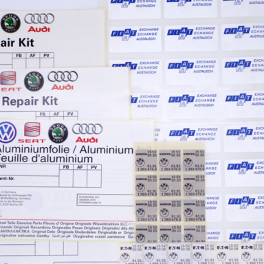 Verschiedene Automotive-Etiketten und VDA-Etiketten in mehreren Reihen