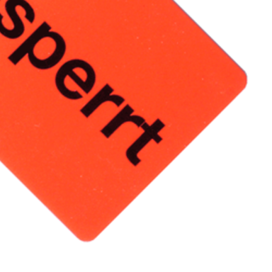 QS-Etiketten - Teil eines orangenen Gesperrt-Etiketts