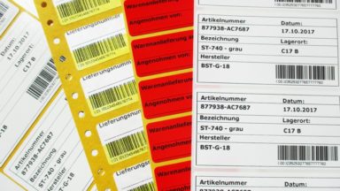Mehrere EDV-Etiketten mit verschiedenen Informationshinweisen